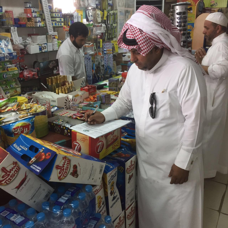 مصادرة عصائر وحلوى أطفال منتهية الصلاحية في بارق4