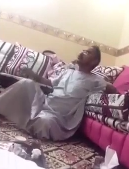 #تيوب_المواطن : شاهد ماذا فعل سعودي أثناء مشاهدته مصارعة حرة