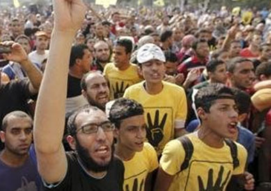 مواجهات عنيفة تشلّ الحركة بالقاهرة يوم محاكمة “مرسي”