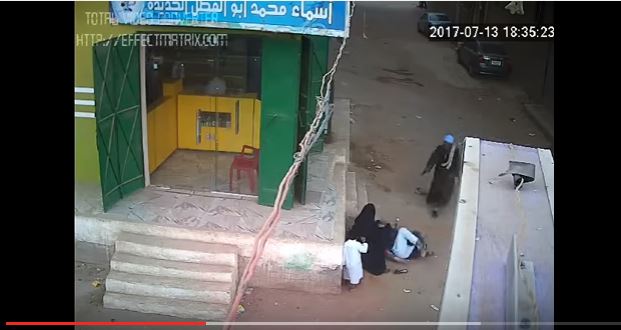 بالفيديو.. مصري يقتل ابنه بـ12 رصاصة في الشارع أمام أمه