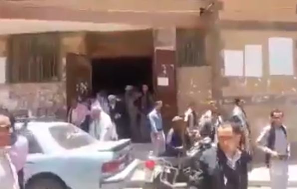 شاهد.. مصلون يغادرون مسجدًا في صنعاء بسبب إمام حوثي