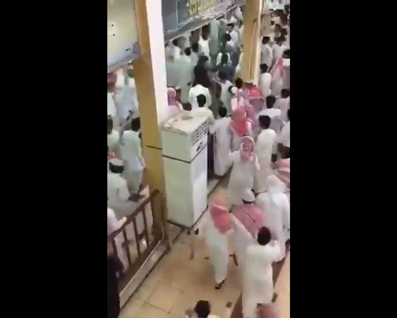 فيديو صادم.. مضاربة جماعية في إحدى مدارس مكة المكرمة