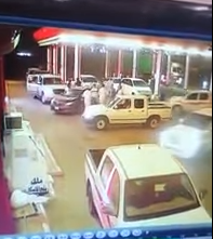 بالفيديو مضاربة في محطة وقود بسبب وقوف خاطئ