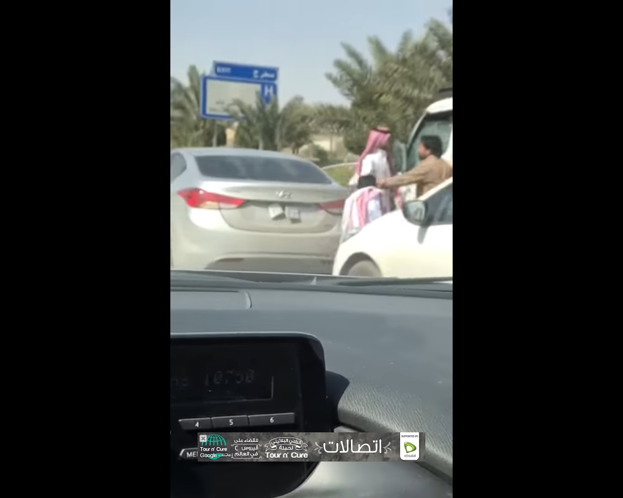 شاهد.. مضاربة عنيفة بين سعودي وسائق هندي على طريق الملك فهد