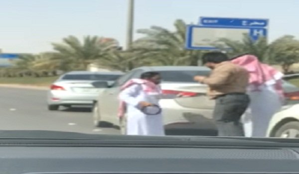 شاهد.. مضاربة بالعقال على طريق الملك فهد