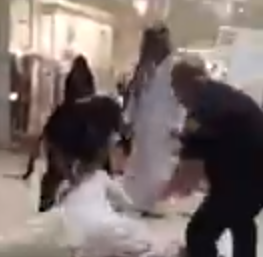 بالفيديو.. هوشة ومضاربة بالعُقل في مركز تجاري بالكويت