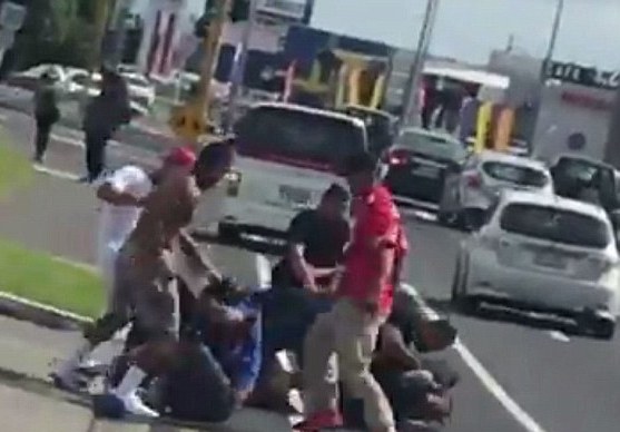 بالفيديو .. مضاربة عنيفة بين 7 شبان وسط طريق مزدحم بالسيارات