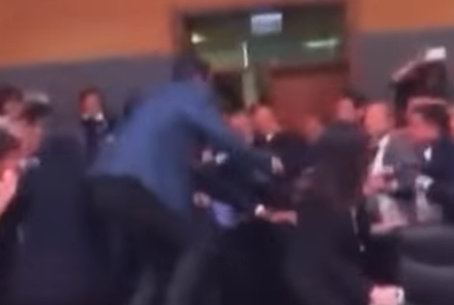 بالفيديو.. مضاربة عنيفة واشتباك بالأيدي بين نواب البرلمان التركي