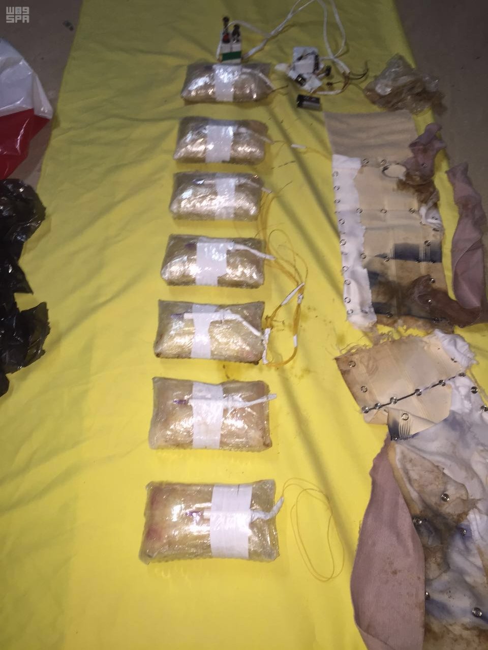 بالصور.. 7 كيلو متفجّرات وسلاح ناريّ بحوزة مُجندي داعش لاستهداف مطعم بتاروت