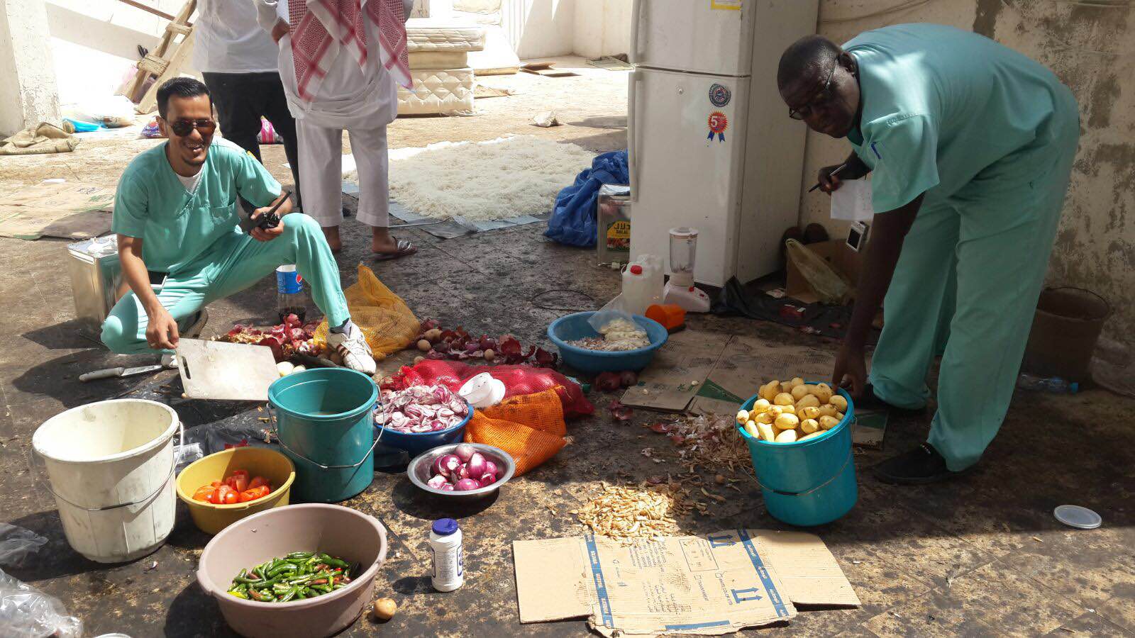 مخالفون يحوّلون سطح عمارة في مكة لمطابخ عشوائية