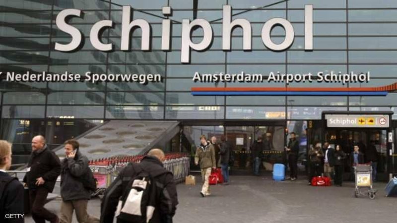 تهديد بسكين وإطلاق نار في مطار أمستردام الدولي سخيبهول يثير الرعب