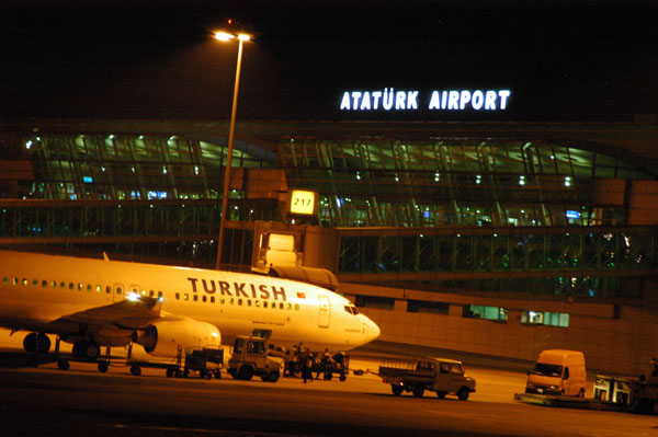 الشرطة التركية تطلق النار على مشتبه بهم قرب مطار أتاتورك