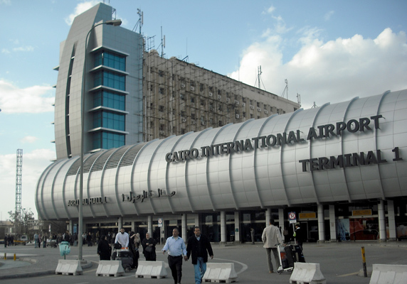بلاغ بوجود قنبلة يخلي طائرة بمطار القاهرة