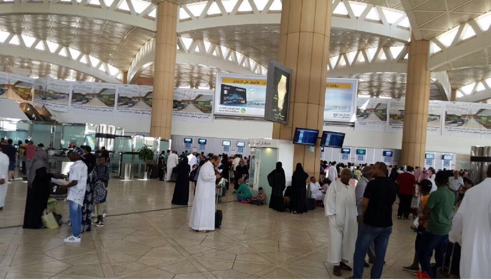 “الخطوط” تعزز إجراءات استقبال ومُغادرة المُسافرين بمطار الملك خالد
