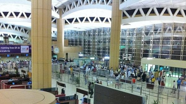 مطار #الملك_خالد ينفي استبدال مسافرَيْن لملابس النوم وارتداء زي الإحرام