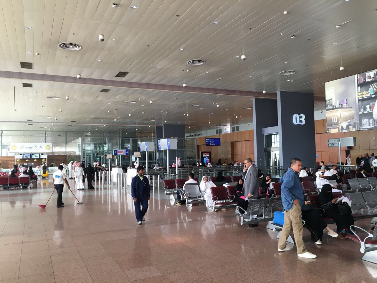 استنفار بمطار الملك عبد العزيز لمغادرة الرحلات المتأخرة