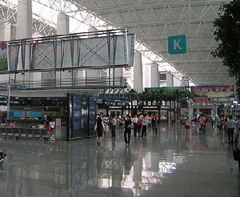 بالفيديو.. كيف تتعامل سلطات مطار كوانزو الصيني مع النساء