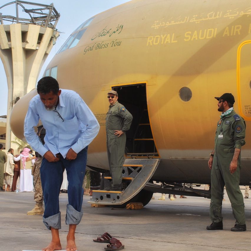 بالصورة.. لحظة سجود لله لأحد أفراد المقاومة الشعبية في مطار عدن