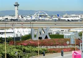 8 إصابات في اصطدام طائرة بشاحنة في مطار لوس أنجلوس