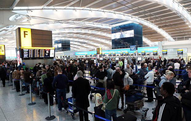 تدافع الركاب والمسافرين بمطار هيثرو بعد إنذار أمني