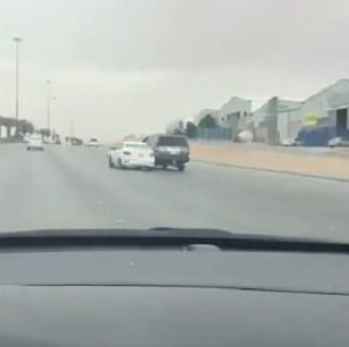 بالفيديو.. مطاردة بين 3 سيارات كادت تنتهي بكارثة بالرياض