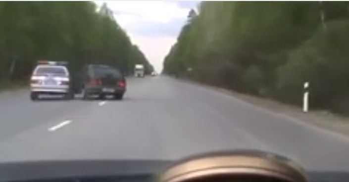 بالفيديو.. مطاردة سيارة هارب في روسيا تنتهي بفاجعة له وللشرطة