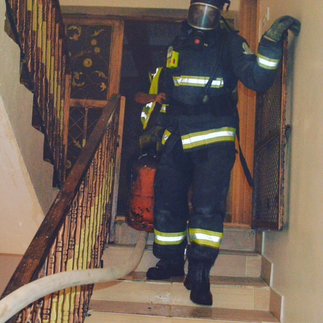 بالصور.. مدني #رفحاء يباشر حريقًا بمطبخ منزل