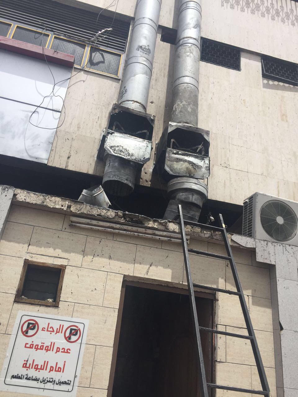 بالصور.. حريق مدخنة مطعم يخلي عمارة في الطائف