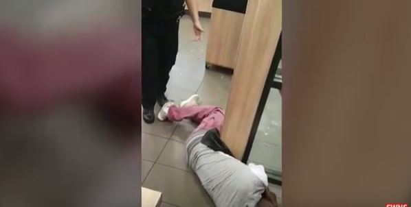 بالفيديو.. عمال مطعم ماكدونالدز ينهالون ضربًا على عميل