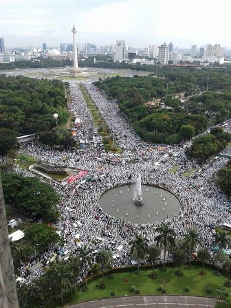 بالصور.. حشود في إندونيسيا تطالب باعتقال حاكم جاكرتا المسيء للقرآن