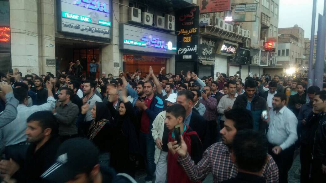 بالفيديو والصور.. مظاهرات إيران تتواصل ومحتجون: الموت للديكتاتور