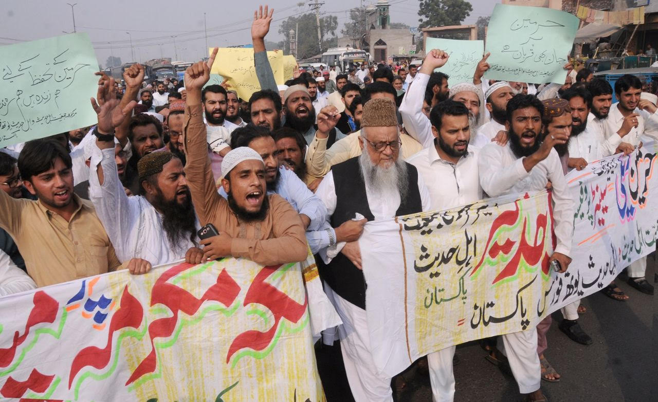 بالصور.. مُظاهرات في باكستان بعد #الحوثي_يستهدف_كعبه_المسلمين