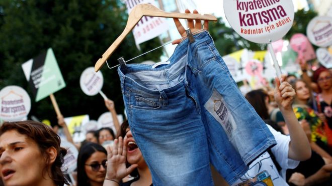مئات النساء يتظاهرن في تركيا: لا تعبثوا بملابسنا