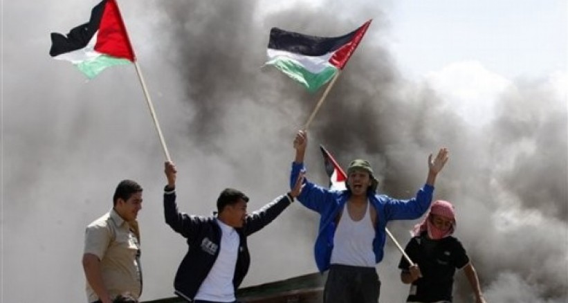 الفلسطينيون يحرقون صورة ترامب تعبيراً عن رفضهم لصفقة القرن