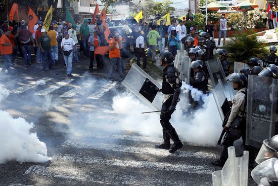 بالصور.. مظاهرات حاشدة للمطالبة بانتخابات رئاسية مبكرة في فنزويلا