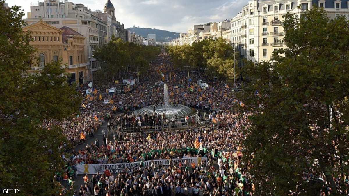 حكومة كتالونيا تقود تظاهرات حاشدة في برشلونة تأييدًا للانفصال عن إسبانيا