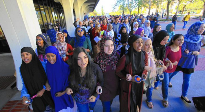 400 طالب يشاركون في مظاهرة رفضاً للعنصرية ضد مسلمة بجامعة سان دييجو
