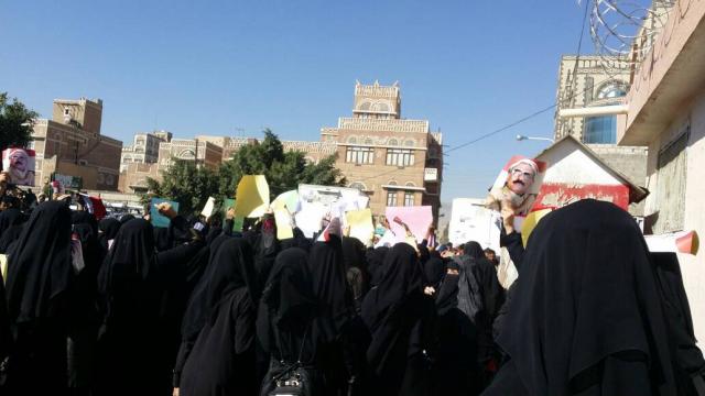 بالفيديو.. ميليشيات الحوثي تُطلق النار على تظاهرة نسائية في صنعاء