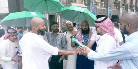 إدارة العمليات بالمسجد الحرام توزّع مظلات على ضيوف الرحمن