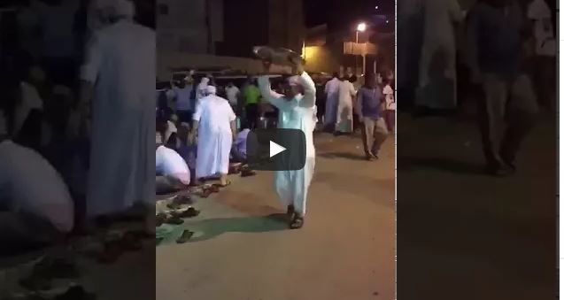 بالفيديو.. معابدة مكة يقيمون مأدبة عشاء لضيوف الرحمن