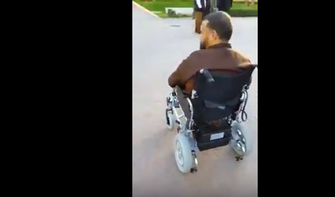 شاهد.. رد فعل معاق مغربي حصل على كرسي متحرّك لأول مرة