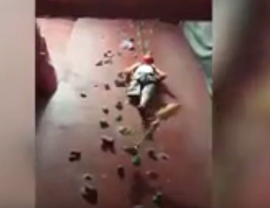 بالفيديو.. مُعاق يفقد قدمه الصناعية أثناء تسلقه أحد الحواجز