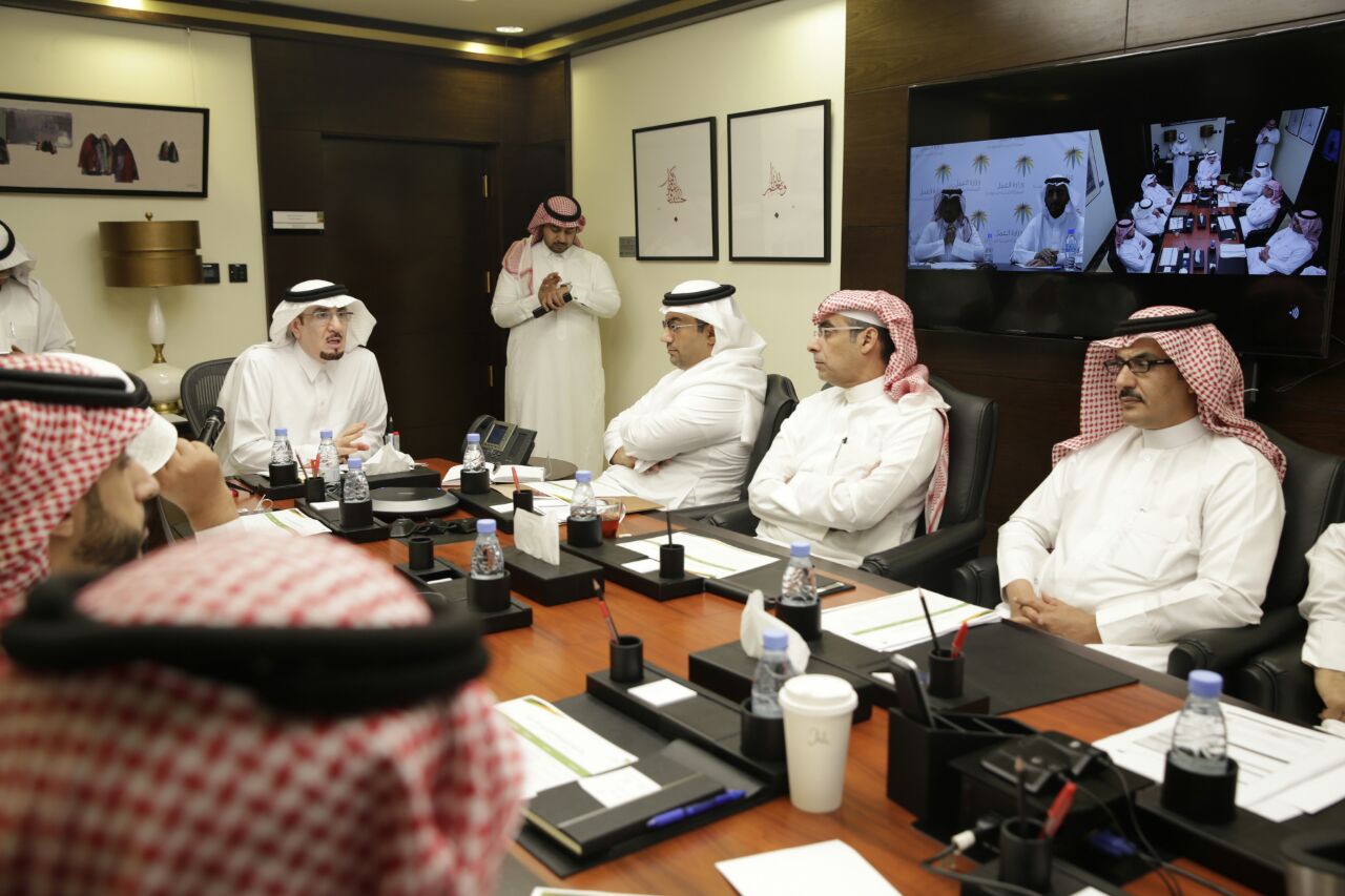 وزير العمل يتواصل مع عملاء الوزارة في مكة والمدينة عبر خدمة “الاتصال المرئي”