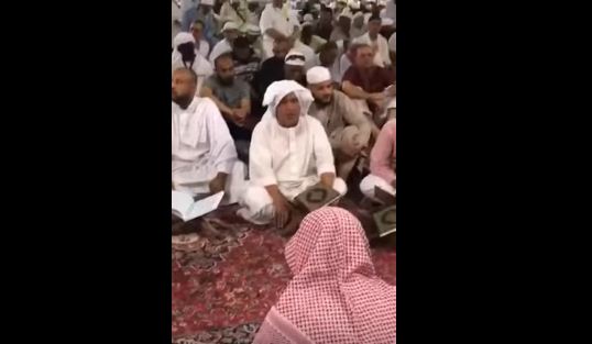 بالفيديو.. معتمر مصري يبهر زوار المسجد النبوي بصوته الشجي
