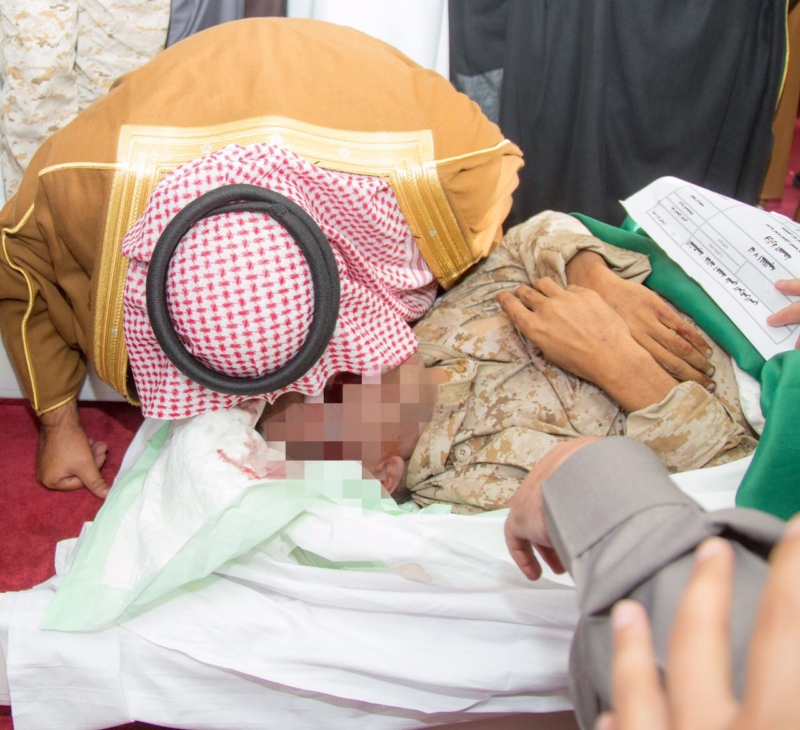 بالصور .. أمير الباحة يُقبّل جبين الشهيد الكناني ويحتضن ابنه