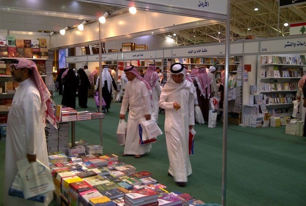 300 مؤلف يوقعون إنتاجهم بمعرض الرياض للكتاب بينهم وزير سابق