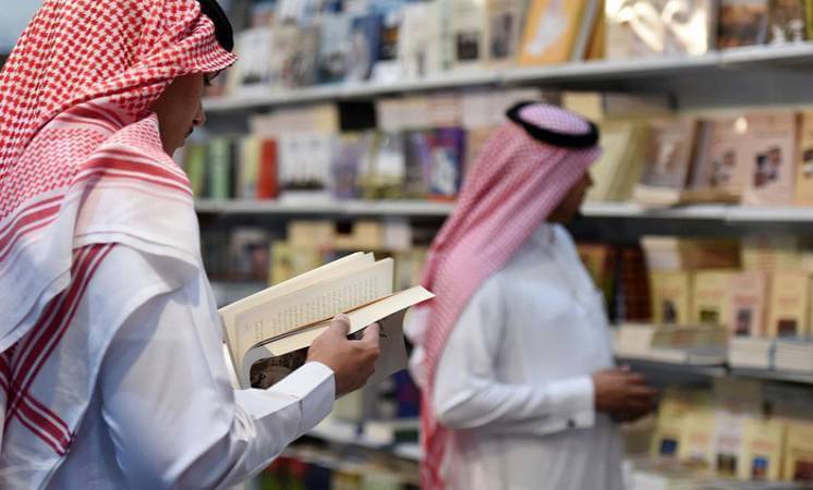 هيئة الخبراء تقدم الأنظمة والقوانين السعودية لزوار معرض الكتاب بلغتين أجنبيتين