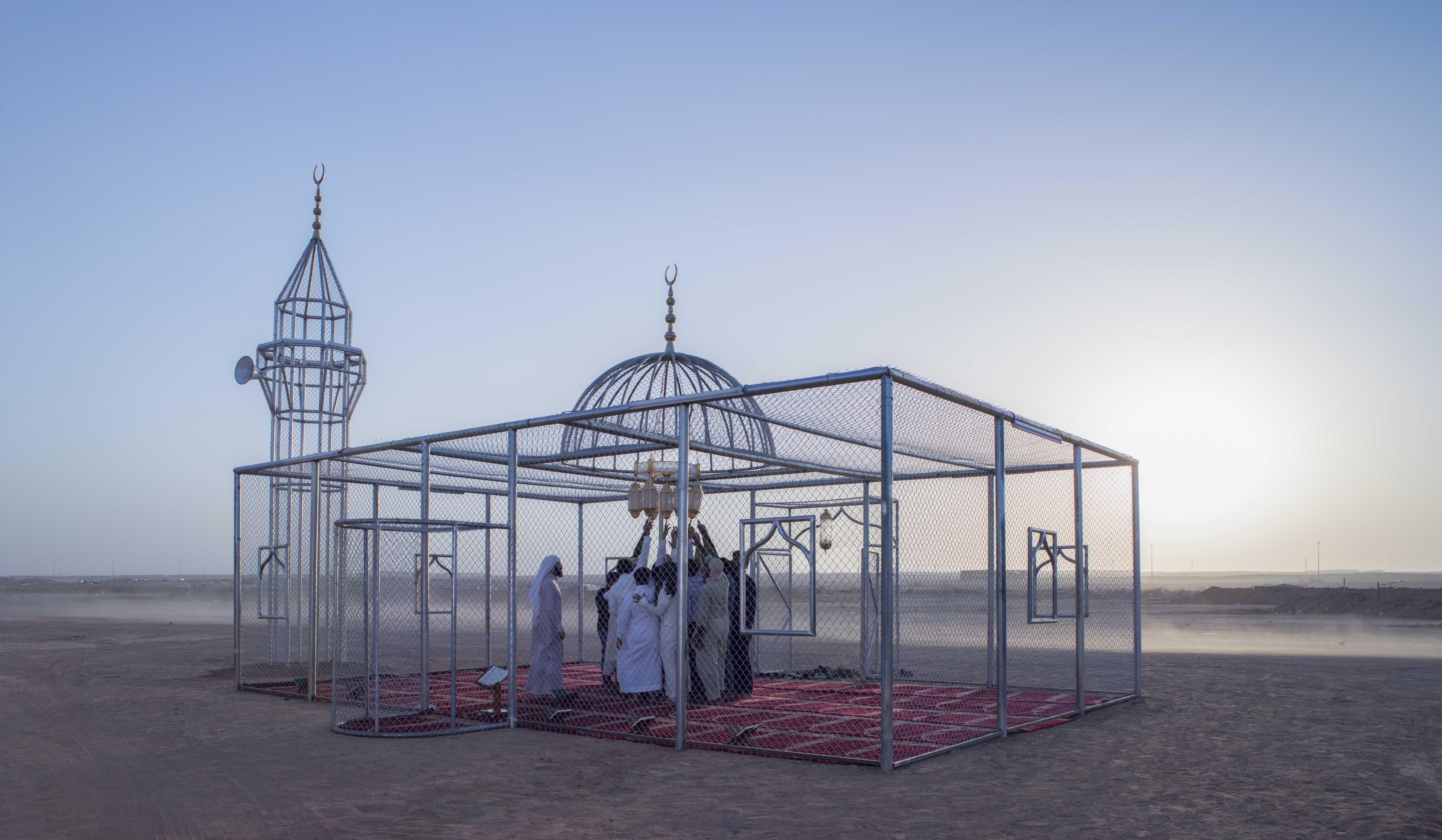 شاهد بالصور .. فنانون سعوديون يتجولون في أمريكا بمعرض ” المملكة الموازية “
