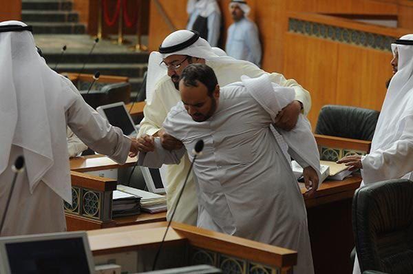 معركة  النعال والعقال  تنهي جلسة مجلس الأمة  ‫(102861725)‬ ‫‬