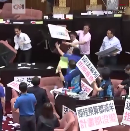 بالفيديو .. برلمانيات تايوان يمسكن بخناق بعضهن والسبب !!